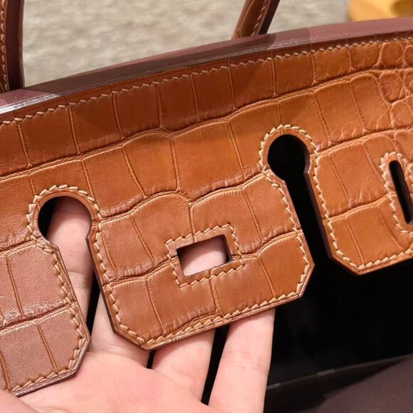 Classic Hermes Bag: A Stylish and Versatile Choice for Elegance - Picture 3 of 6